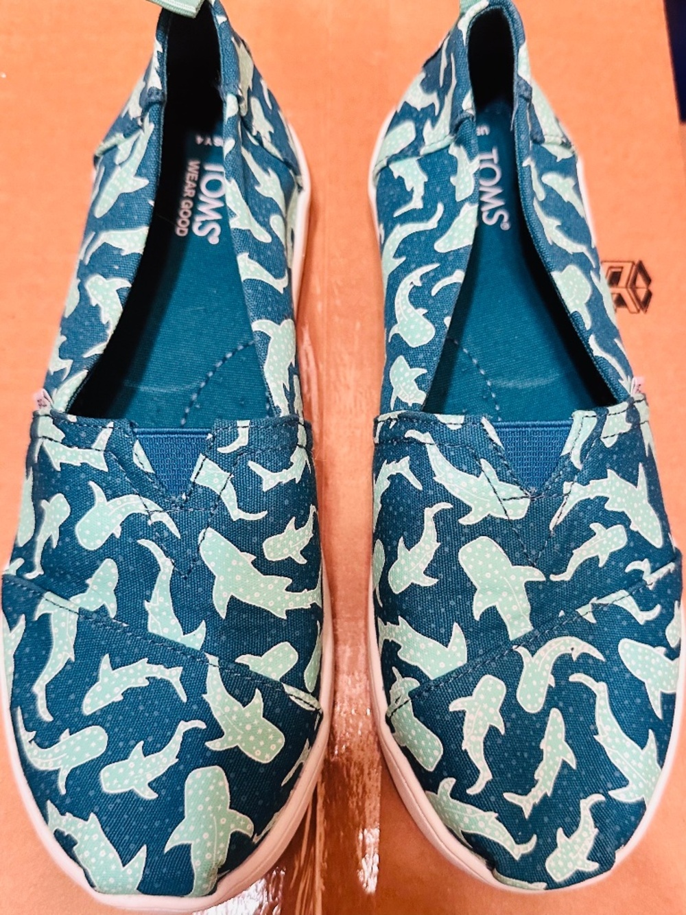TOMS Kids Aqua Shark Alpargatas in a size Youth 4.